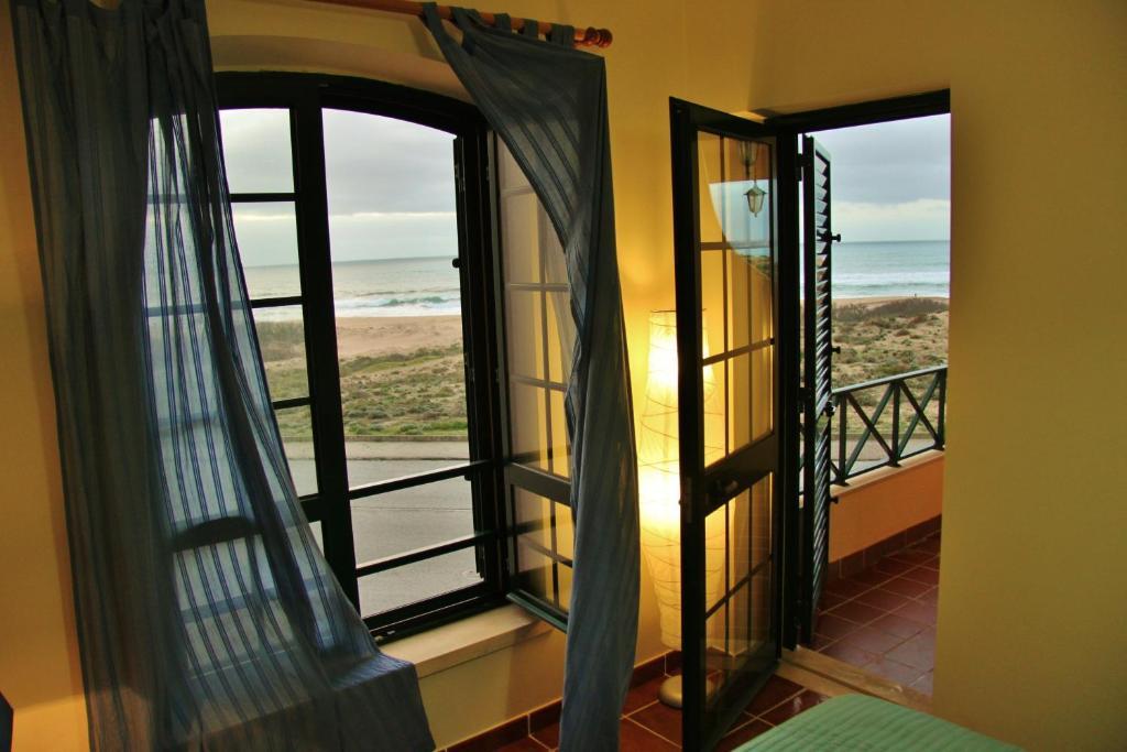 Supertubos Beach Hostel Atouguia Da Baleia Eksteriør billede