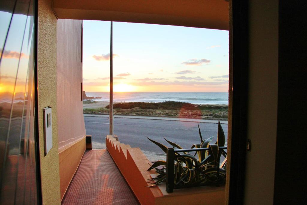 Supertubos Beach Hostel Atouguia Da Baleia Eksteriør billede